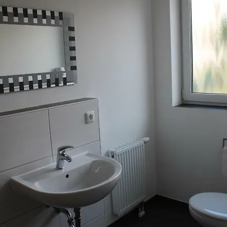 Neumann Zimmervermietung بيت للعطل لونه